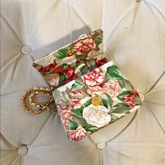 CHANEL Floral Chain Handbag - Picture 3 of 8